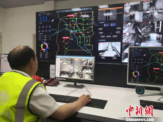 圖為白銀綜合地下管廊總控室工作人員正在進(jìn)行氧氣、濕度、溫度等監(jiān)測?！「呖档?攝